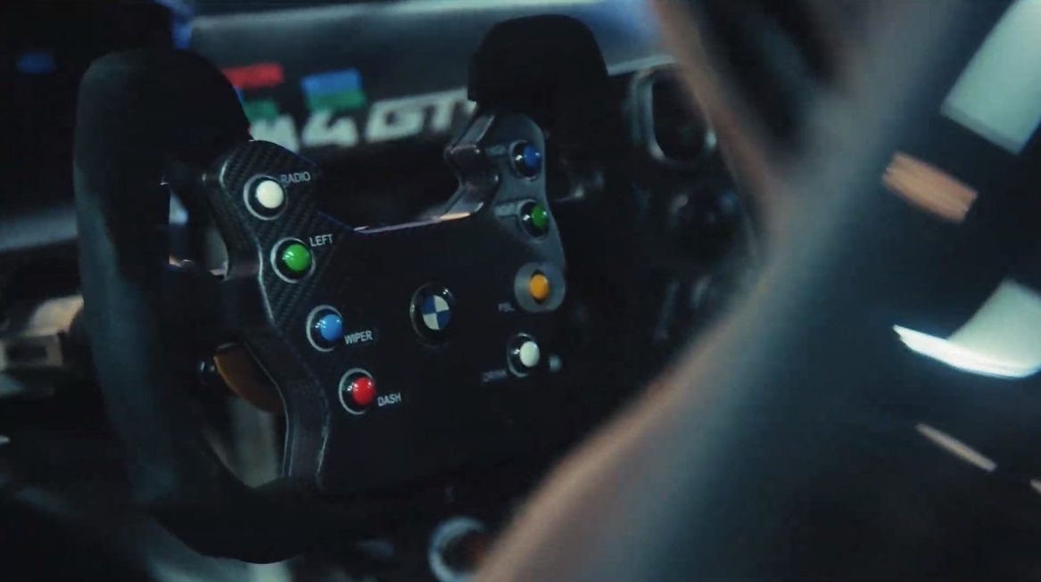 ステアリングには見えているだけで8個のスイッチが並んでいるが、「BMWのスイッチは失敗しないように配置されていてミスがない」と荒選手は解説