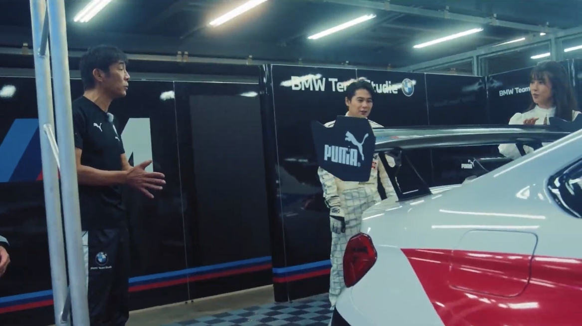 リアビューで市販車からの大きな変更点であるカーボンウイングは、鈴木氏が「人が乗ってもらっても問題ない」と言うほどの強度を誇る