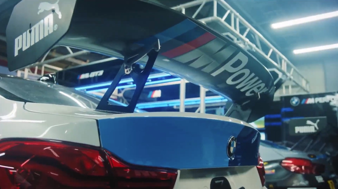 リアビューで市販車からの大きな変更点であるカーボンウイングは、鈴木氏が「人が乗ってもらっても問題ない」と言うほどの強度を誇る