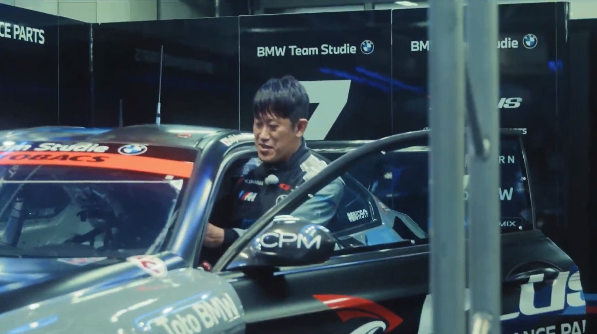 585PS以上を発生するという5.0リッターV型8気筒ツインターボエンジンのサウンドがピット内に響き渡る