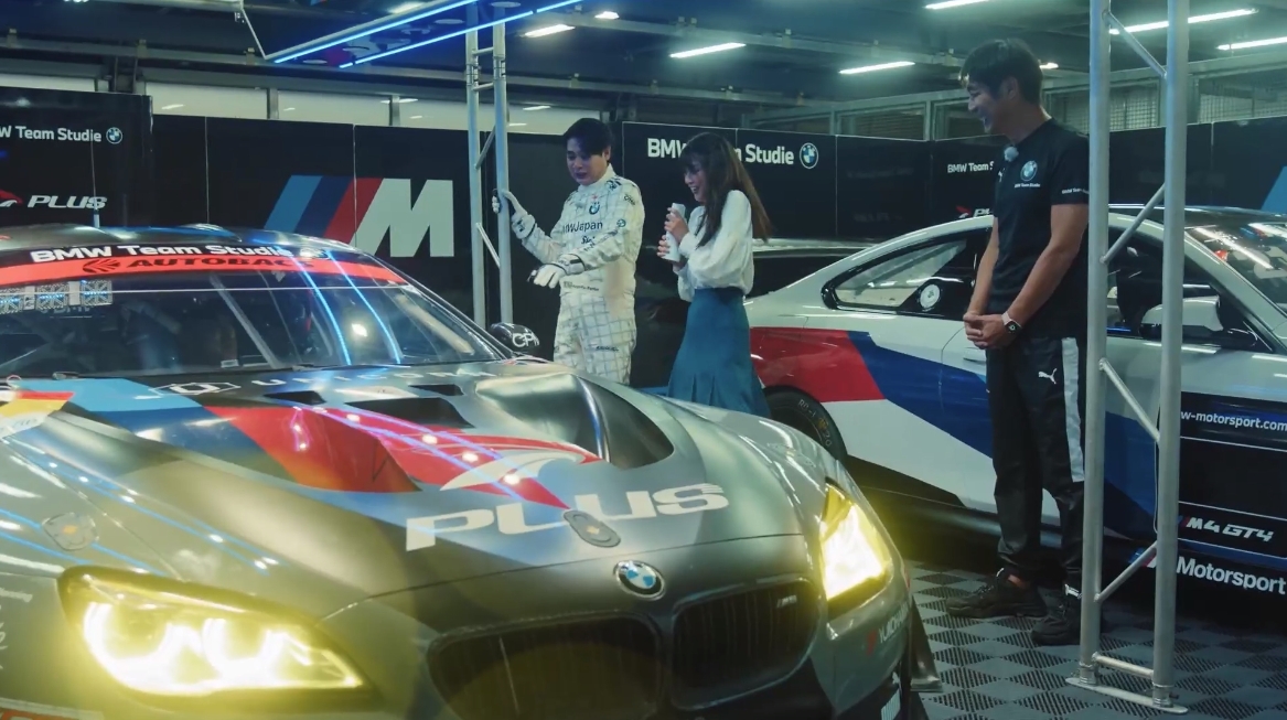 585PS以上を発生するという5.0リッターV型8気筒ツインターボエンジンのサウンドがピット内に響き渡る