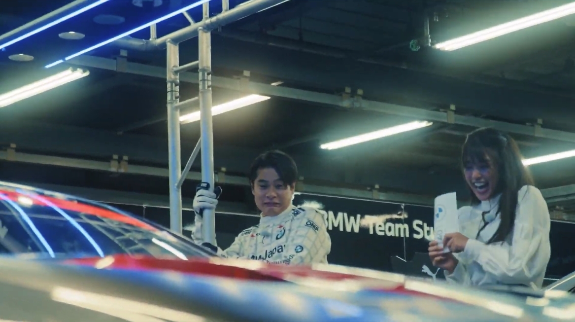 585PS以上を発生するという5.0リッターV型8気筒ツインターボエンジンのサウンドがピット内に響き渡る