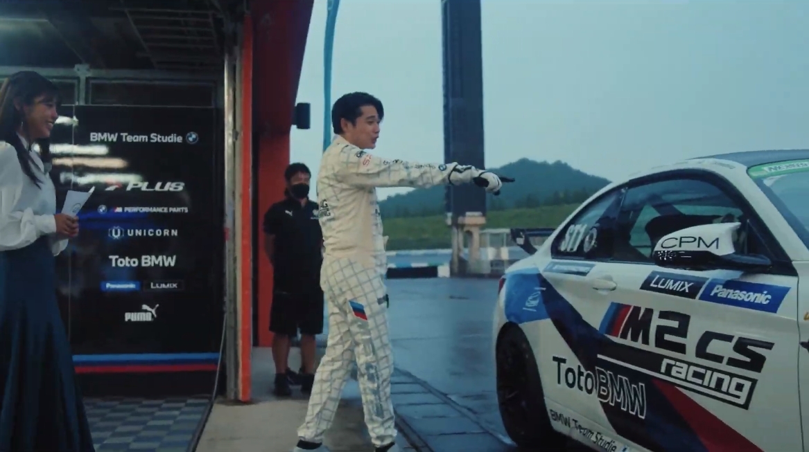 マシン紹介に続いて吉村さんの助手席体験、というスケジュールになっていたが、なぜかマシンはピットレーンに置かれ、運転席には荒選手がスタンバイ