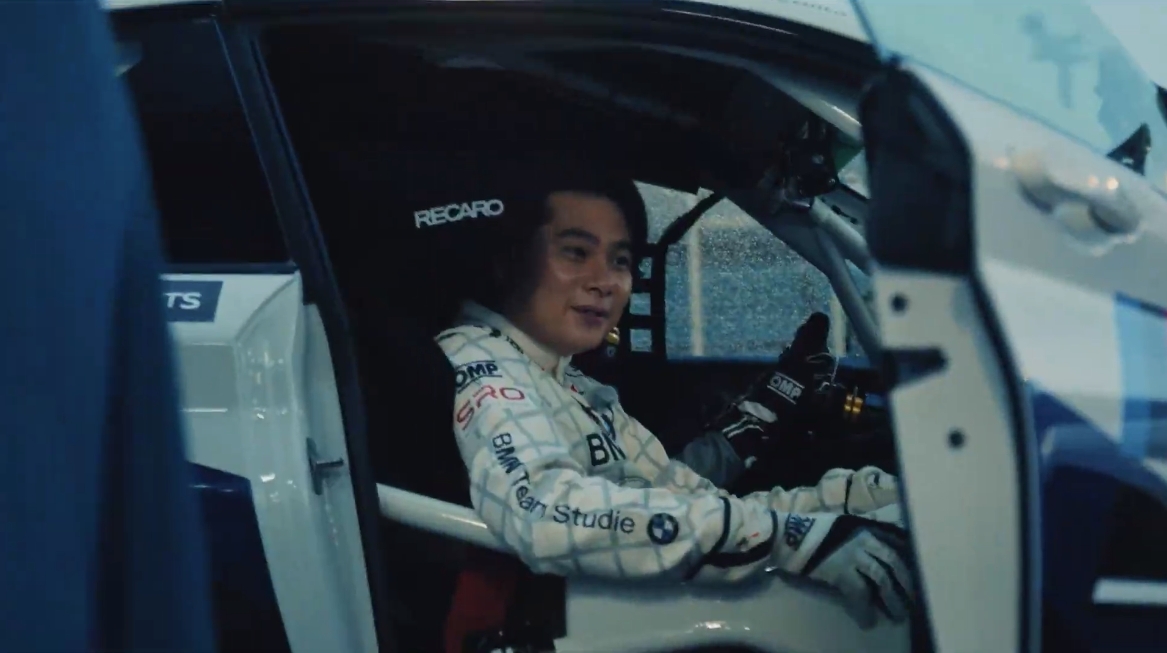 マシン紹介に続いて吉村さんの助手席体験、というスケジュールになっていたが、なぜかマシンはピットレーンに置かれ、運転席には荒選手がスタンバイ