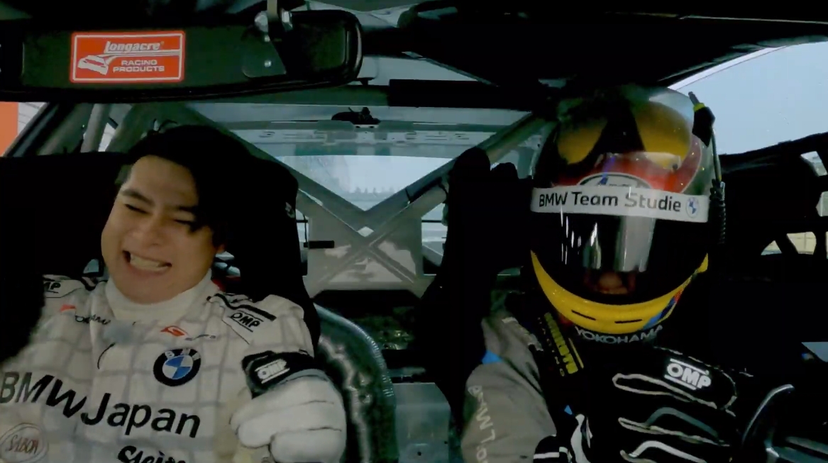 マシン紹介に続いて吉村さんの助手席体験、というスケジュールになっていたが、なぜかマシンはピットレーンに置かれ、運転席には荒選手がスタンバイ