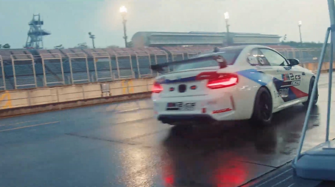 「走るのは絶対にダメですからね！」と頑強に抵抗する吉村さんだったが、ヘルメットも装着され、M2 CS Racingは雨の降りしきるツインリンクもてぎにコースイン。荒選手はピットレーンから容赦ない全開加速で1コーナーに向かっていく