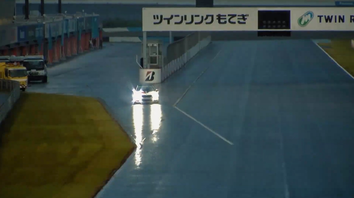 「走るのは絶対にダメですからね！」と頑強に抵抗する吉村さんだったが、ヘルメットも装着され、M2 CS Racingは雨の降りしきるツインリンクもてぎにコースイン。荒選手はピットレーンから容赦ない全開加速で1コーナーに向かっていく