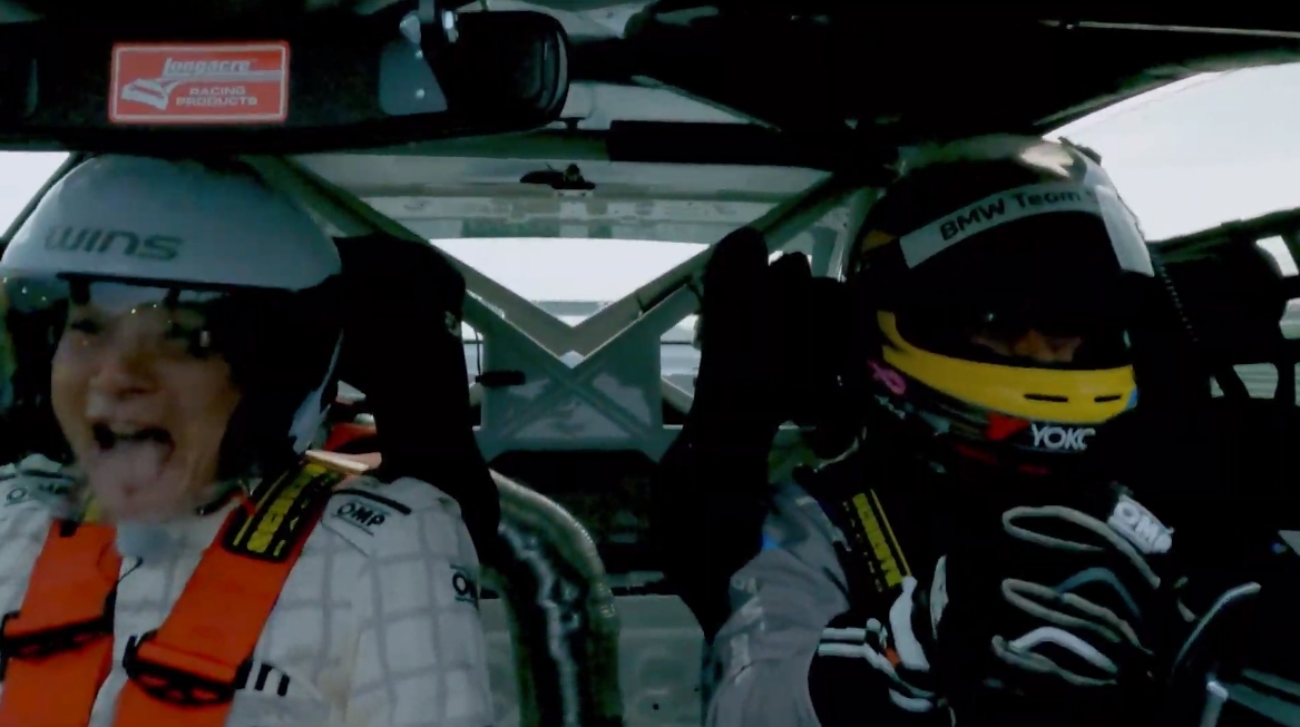 1コーナーでのフルブレーキングで、固定されていない吉村さんの頭部が前方に投げ出される