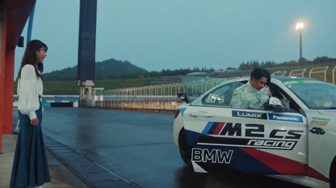 ピットレーンに入ってからもリアタイヤが流れるほどサービス満点の走りを披露した荒選手。それだけに、助手席を下りた吉村さんはグロッキー状態