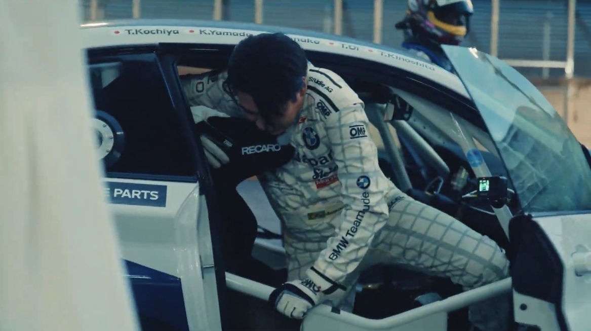 ピットレーンに入ってからもリアタイヤが流れるほどサービス満点の走りを披露した荒選手。それだけに、助手席を下りた吉村さんはグロッキー状態