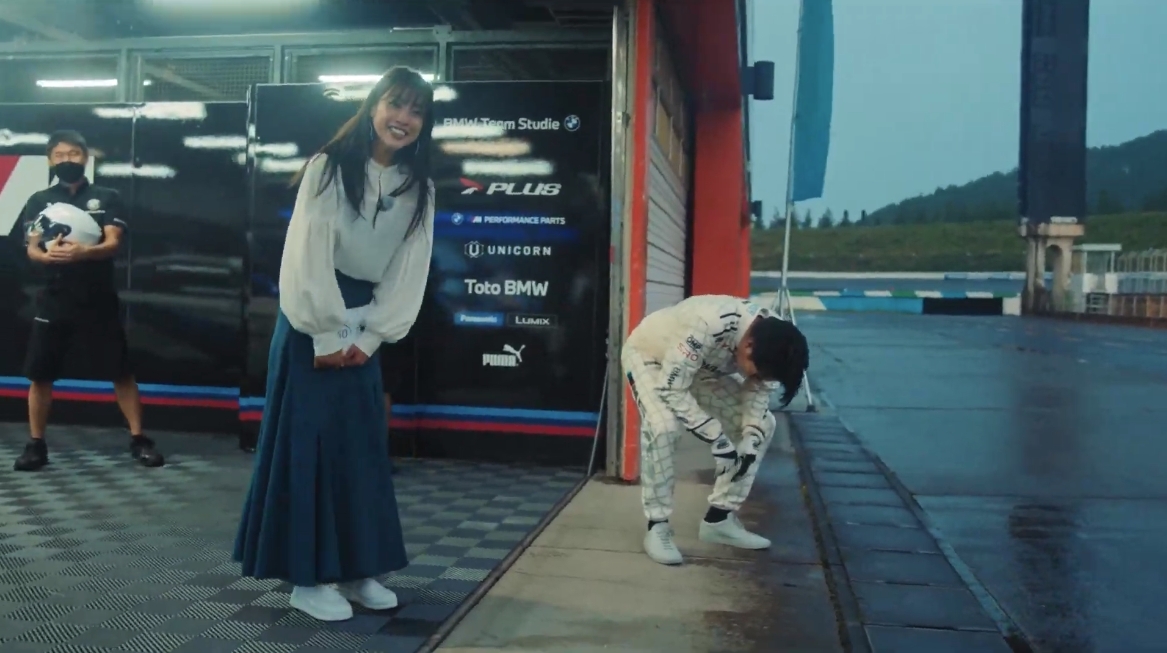 ピットレーンに入ってからもリアタイヤが流れるほどサービス満点の走りを披露した荒選手。それだけに、助手席を下りた吉村さんはグロッキー状態