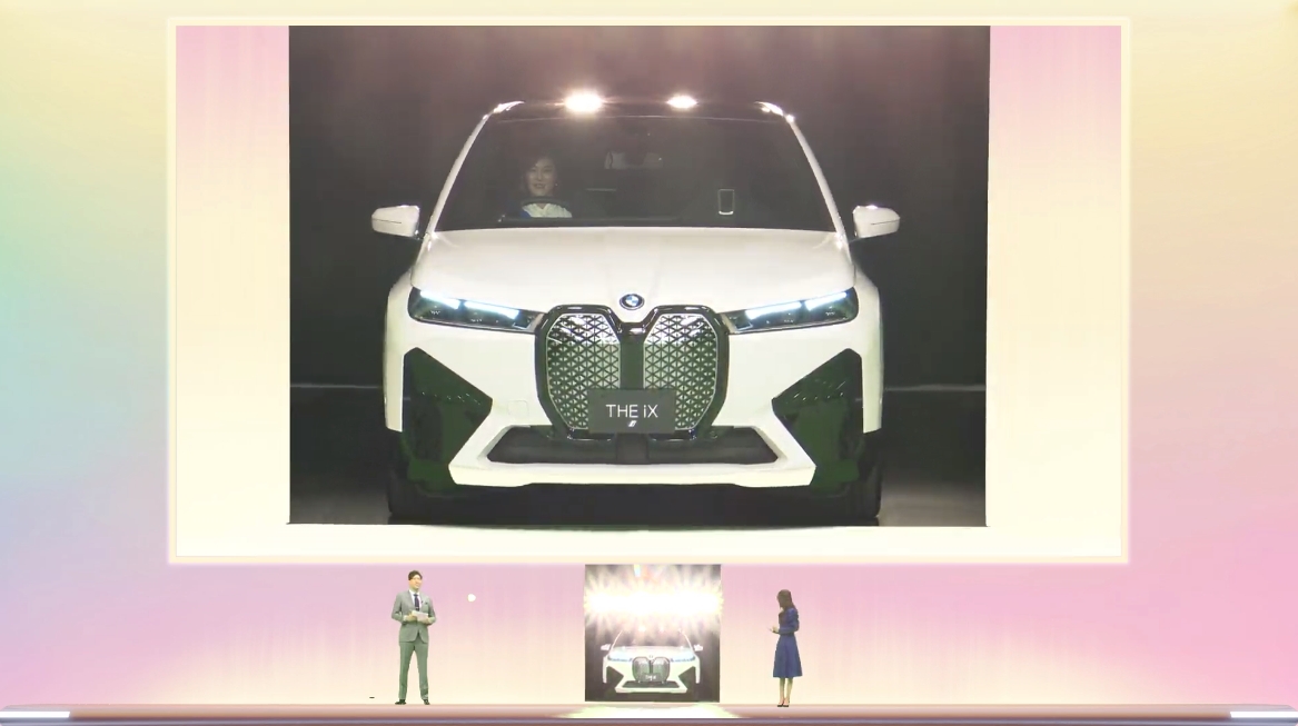 ステージ中央の扉が開き、奥から今秋発売予定の新型iXが登場