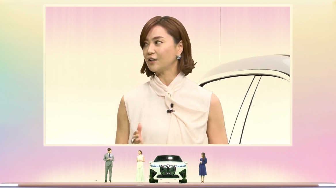 これまでのクルマ体験やiXの感想などを語る観月さん。サッシャさんから隣に並んだiXが「すごくお似合いですよ」と指摘されると「もう欲しくて、すごく乗りたいですね」と答えた