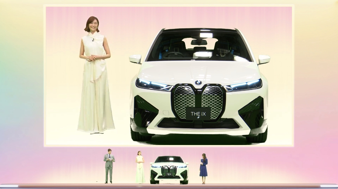 これまでのクルマ体験やiXの感想などを語る観月さん。サッシャさんから隣に並んだiXが「すごくお似合いですよ」と指摘されると「もう欲しくて、すごく乗りたいですね」と答えた