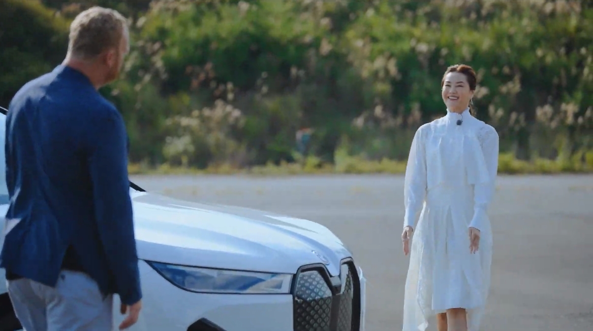 ビー・エム・ダブリュー Brett Rumble氏が観月さんにiXの魅力を解説していく