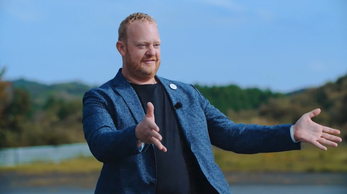 ビー・エム・ダブリュー Brett Rumble氏が観月さんにiXの魅力を解説していく