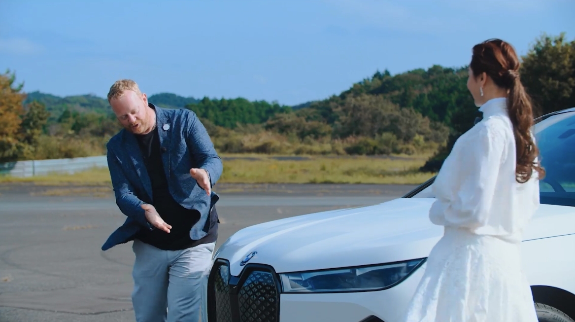 前面投影面積が大きめなiXだが、突起物を廃したスマートなデザインなどにより、Cd値は0.25を実現。シャープなデザインは観月さんにも好評だった