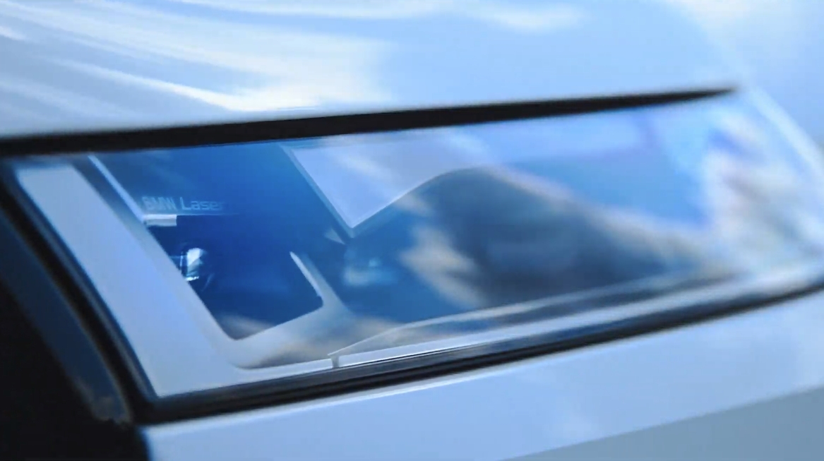 前面投影面積が大きめなiXだが、突起物を廃したスマートなデザインなどにより、Cd値は0.25を実現。シャープなデザインは観月さんにも好評だった