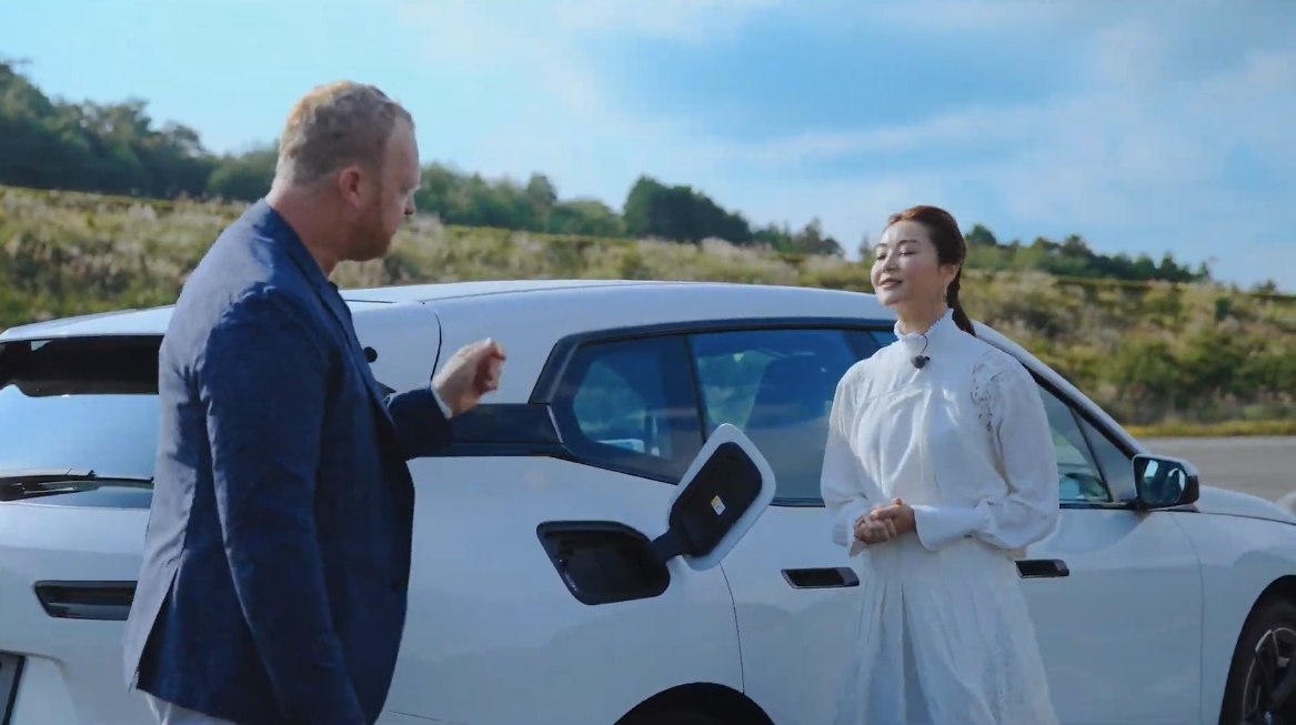 iXの充電や走行距離などについて解説するRumble氏