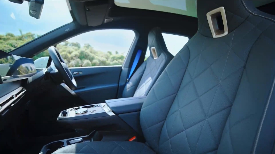 サイドサポートにまでステッチが施されたレザーシート。表皮はオリーブから抽出したオイルでなめしている