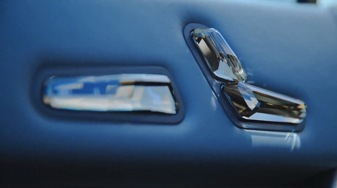 車内のダイヤルやスイッチ類にクリスタルが使われているところが観月さんの注目ポイント