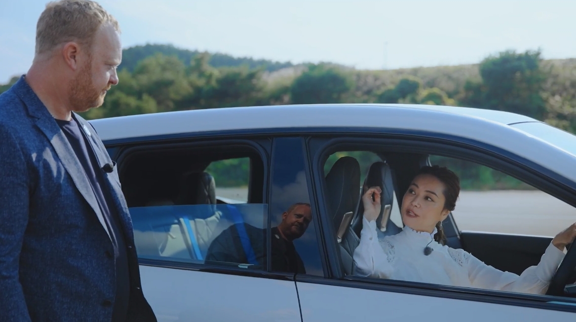 ルーフに設定されたパノラマガラスサンルーフも、後ろ側まで全部シースルーになるので開放感があっていいですねと観月さん