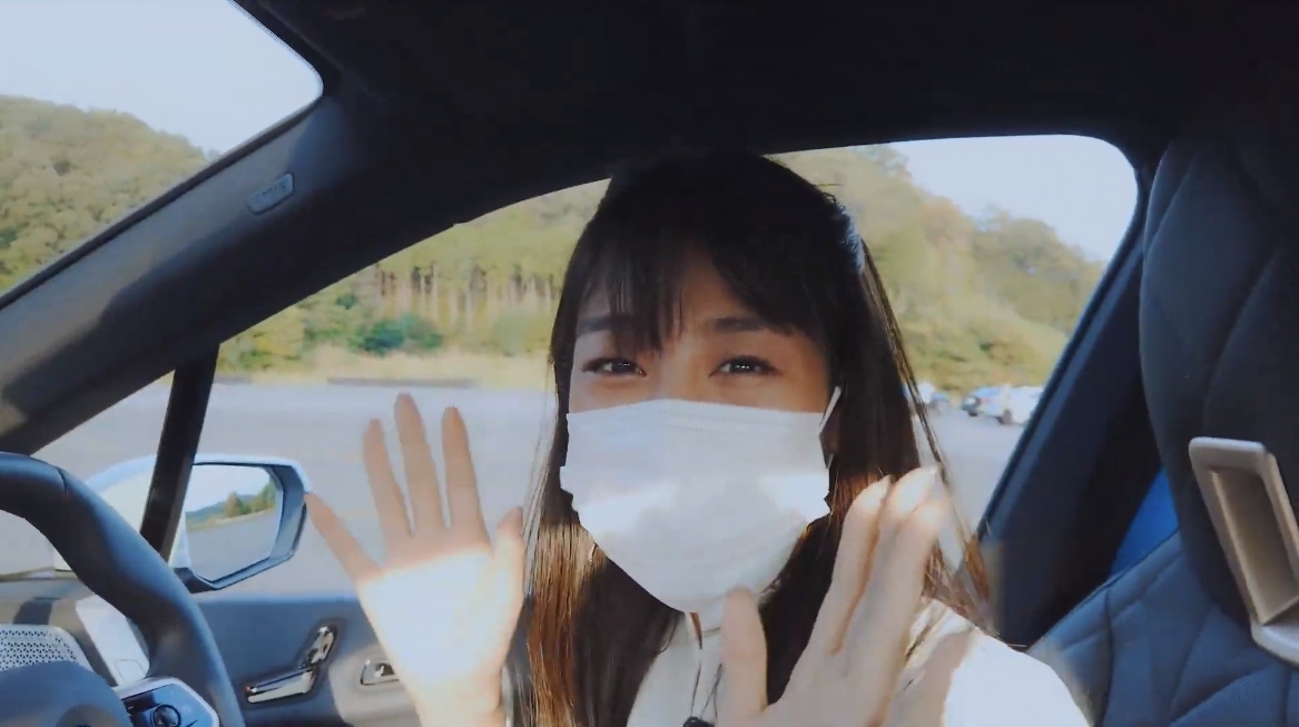 観月さんと岡副さんによるiXの試乗解説。ドライバーを岡副さんが務め、助手席に座る観月さんはハンディカメラで動画を撮影