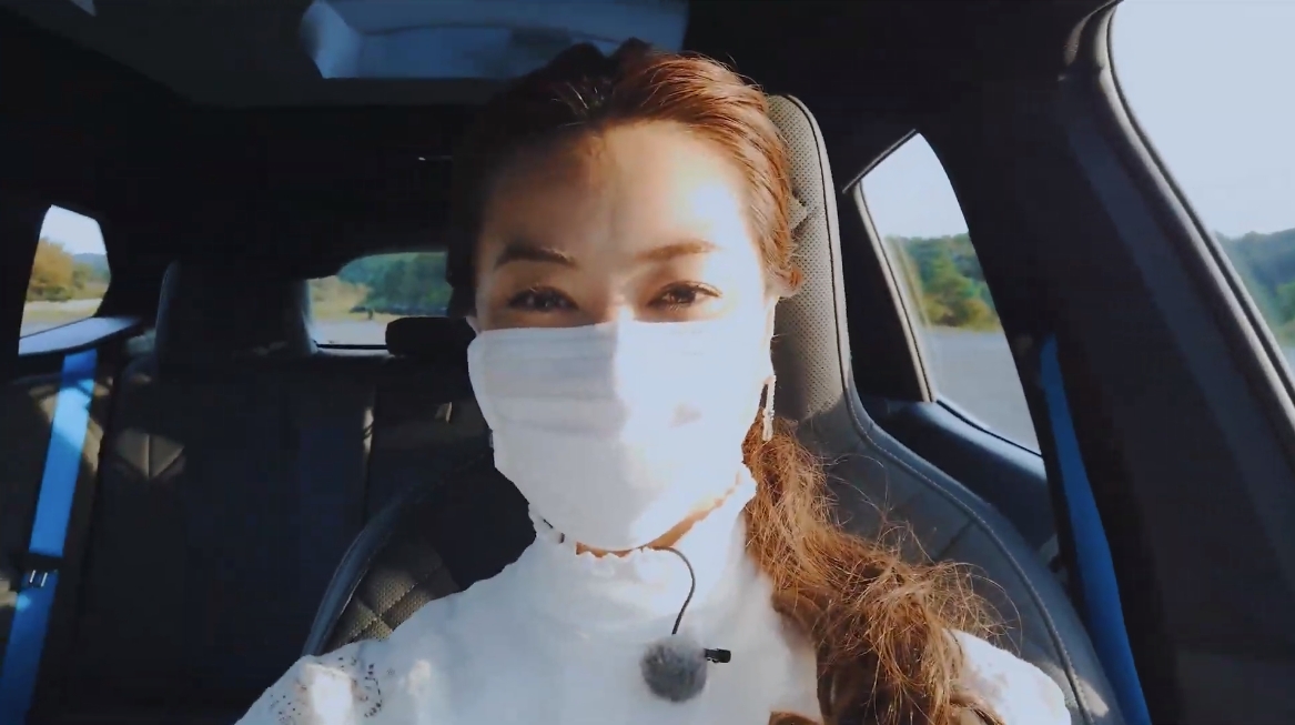 観月さんと岡副さんによるiXの試乗解説。ドライバーを岡副さんが務め、助手席に座る観月さんはハンディカメラで動画を撮影