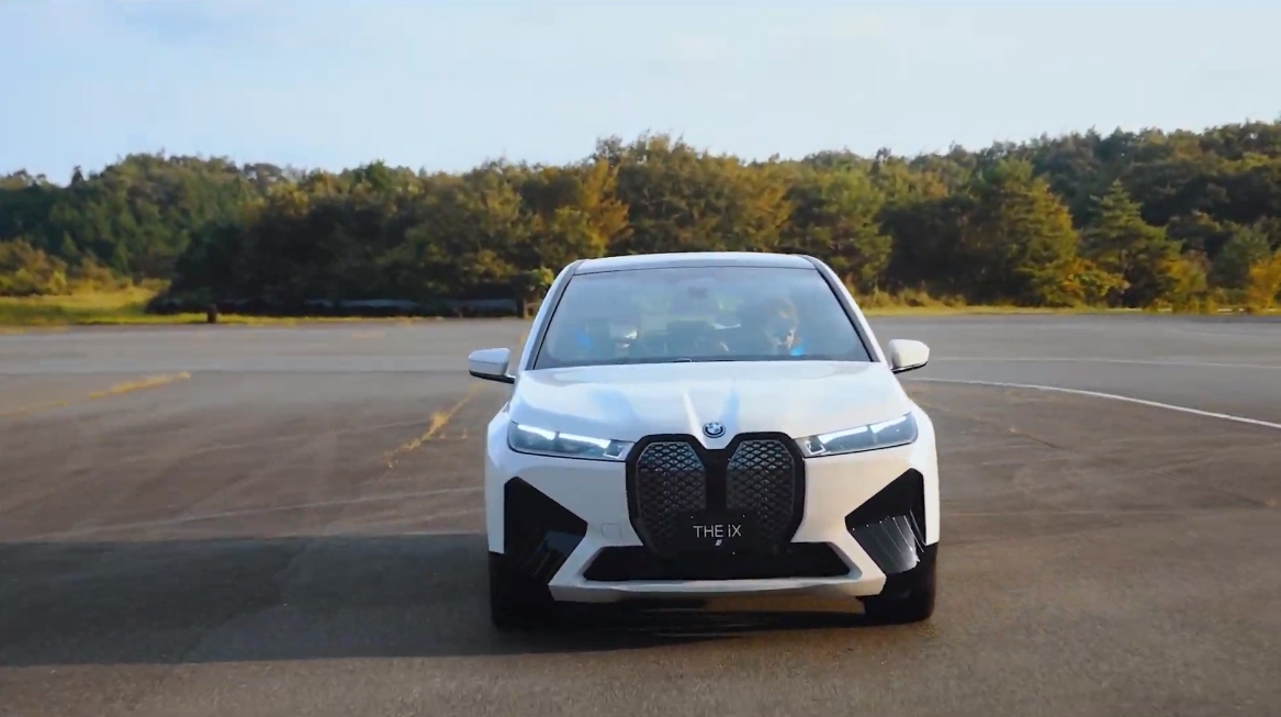 モーターの力で静かに力強く発進。落ち着きある滑らかな走りで「大人びてますね」と2人で語り合っていた