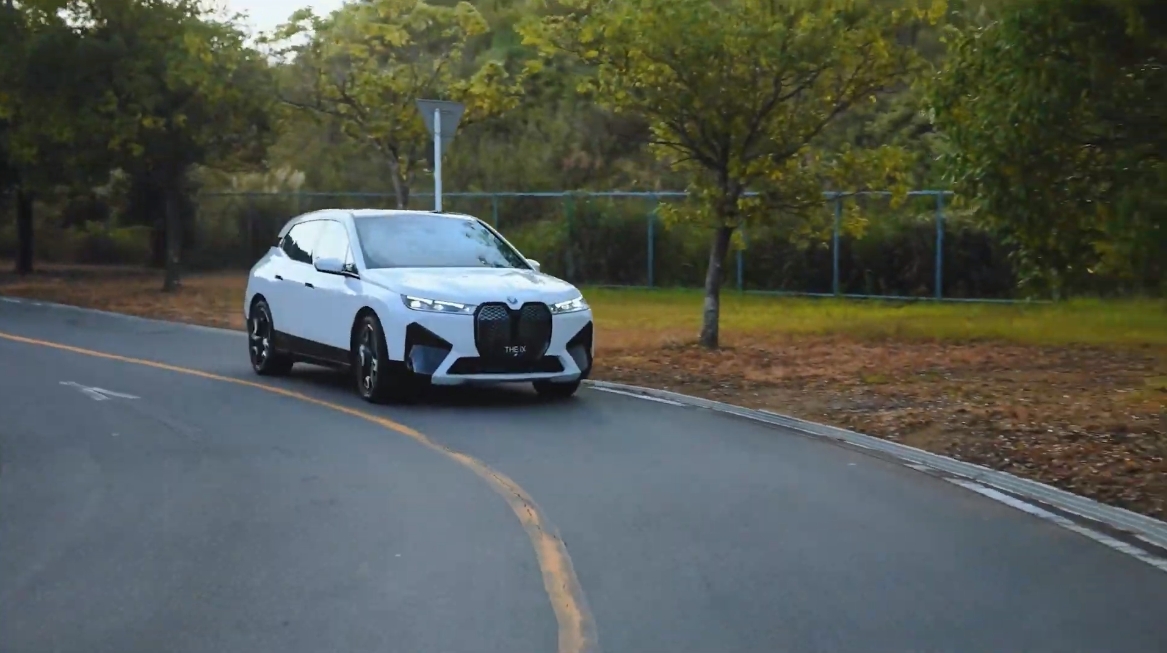 特徴的なステアリングも握りやすく、「カーブこそ六角形が生きる感じ」と岡副さん