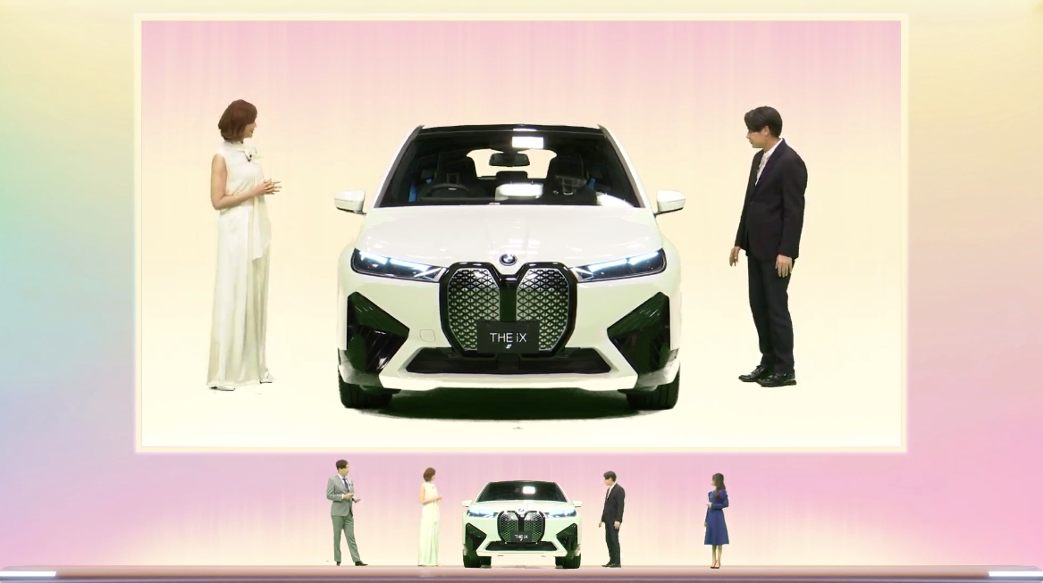 ステージに再登場した吉村さんはiXに興味津々