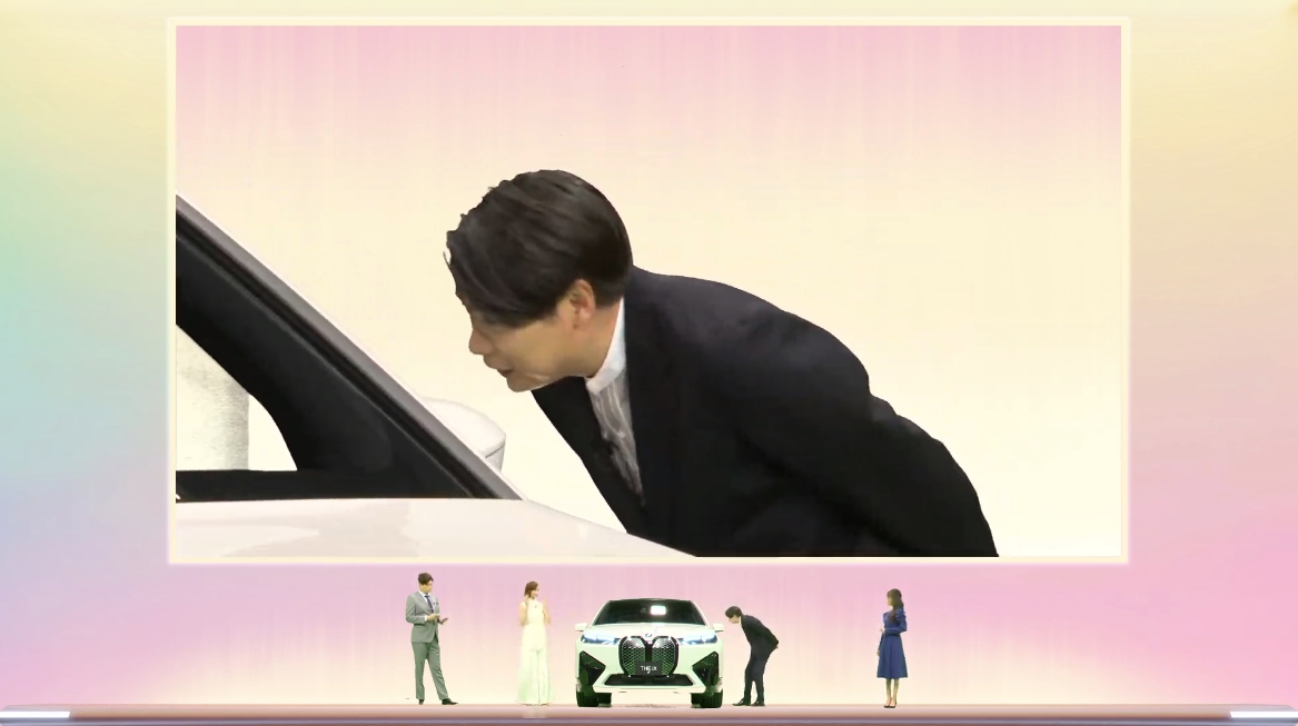 ステージに再登場した吉村さんはiXに興味津々