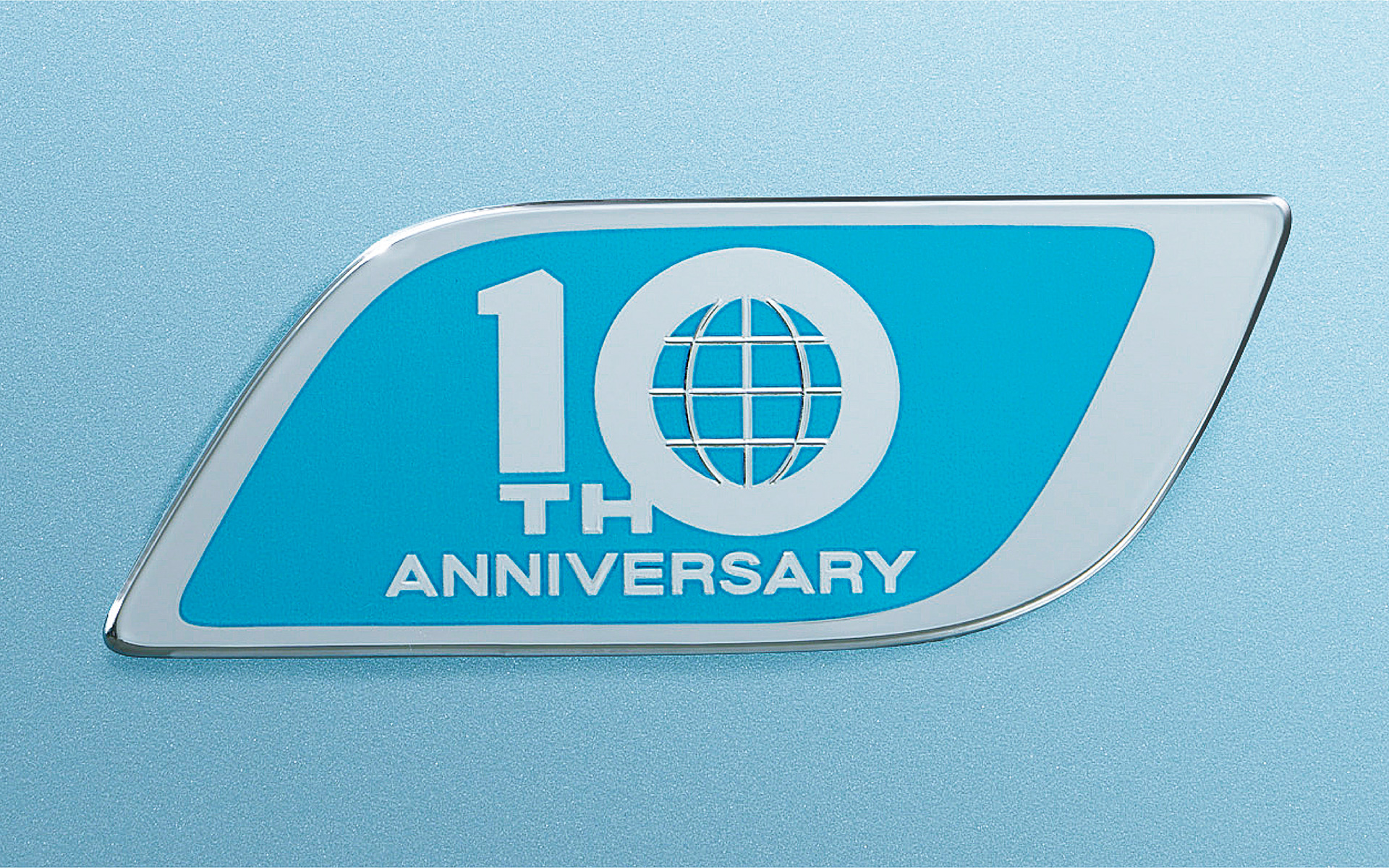 10周年記念エンブレムがリアゲートにあしらわれる