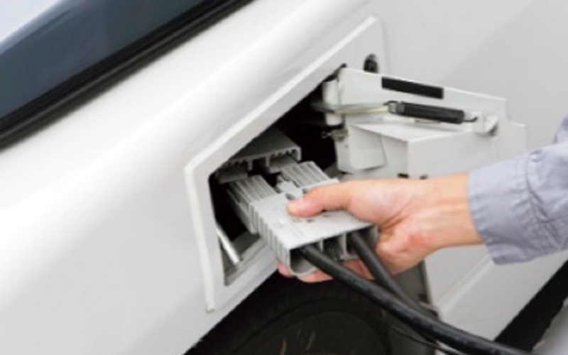 機台外側からバッテリフードを開けずに充電可能な「充電プラグ機台外側配置」もオプション設定