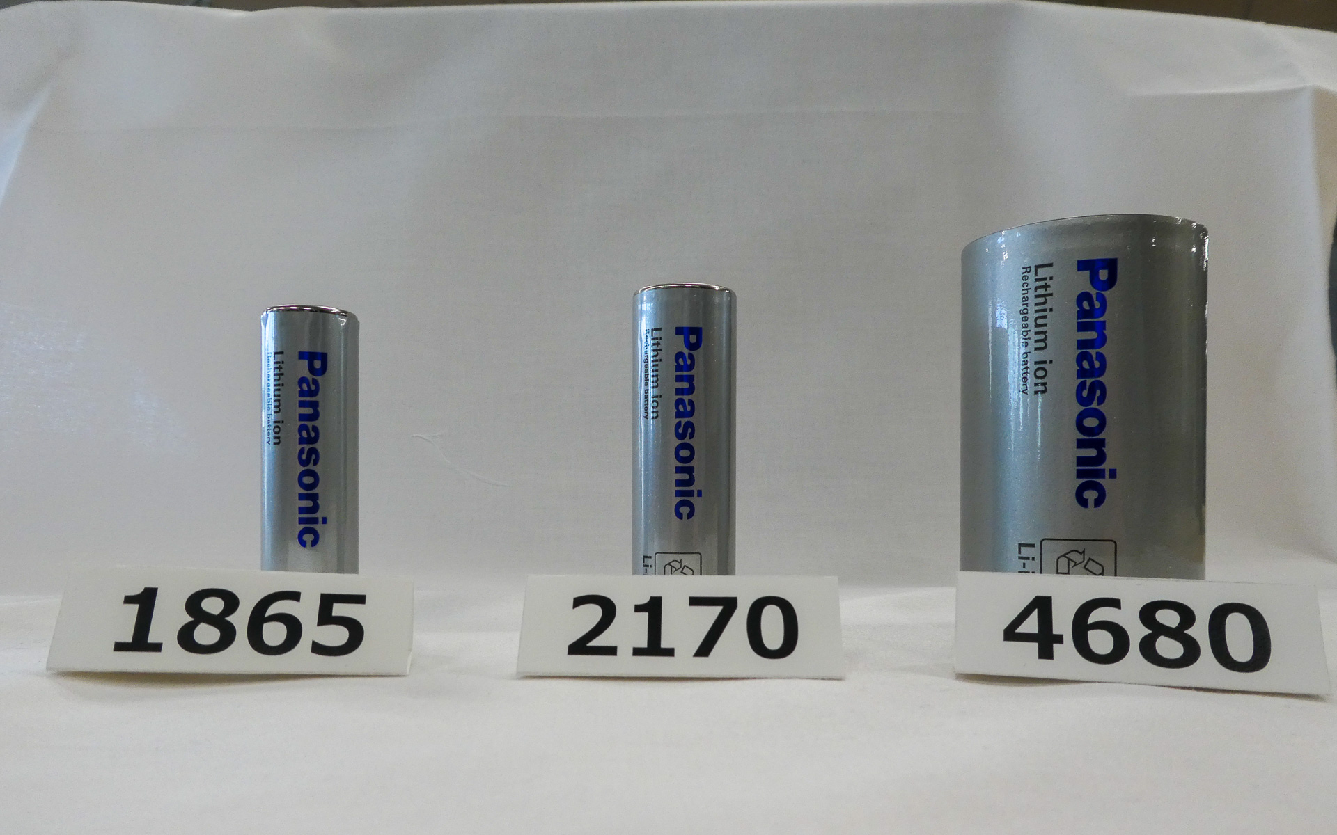 左から1865、2170、4680