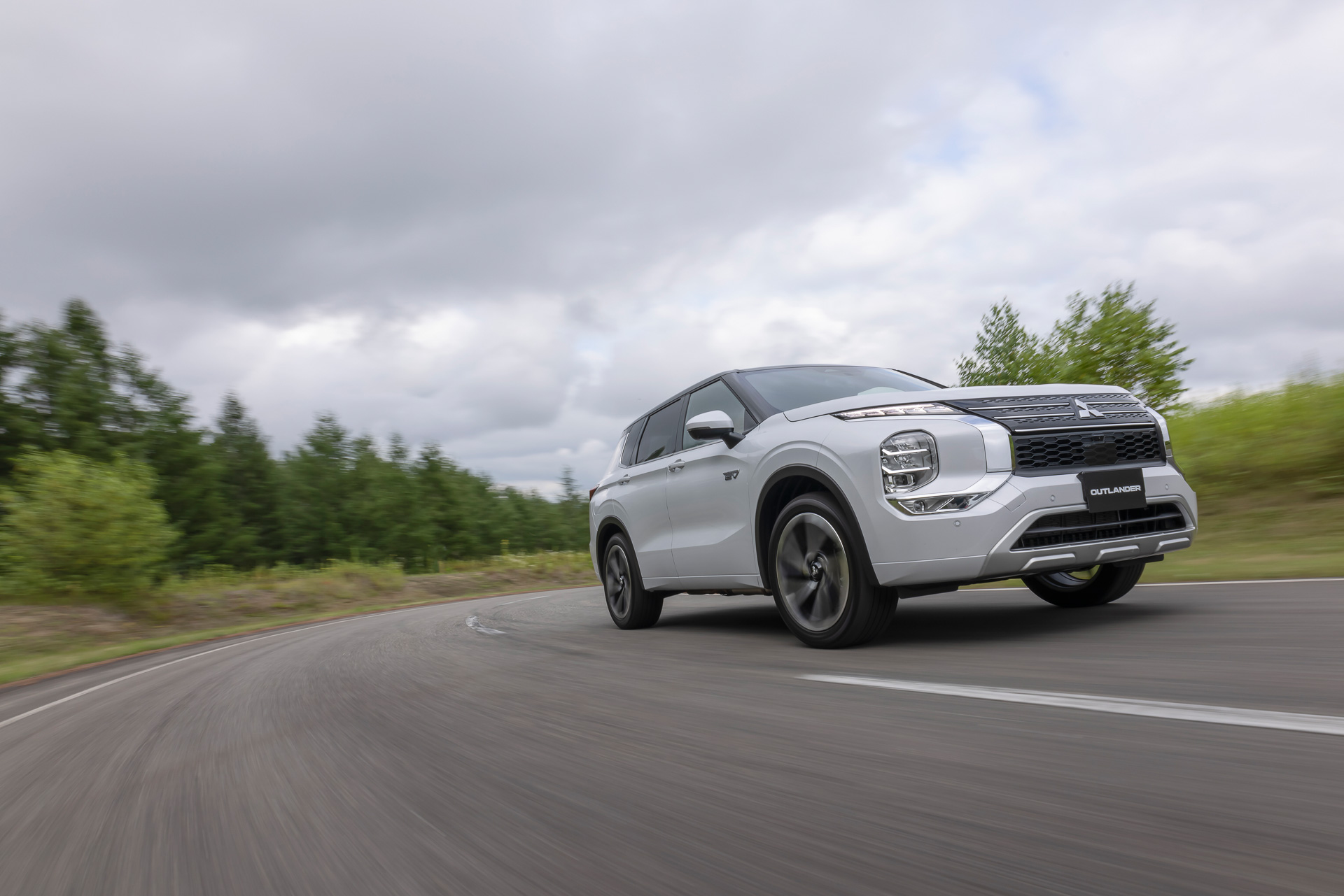 新型アウトランダーPHEVは最上級仕様のPグレード、充実装備のGグレード、基本装備のMグレードの3グレード展開