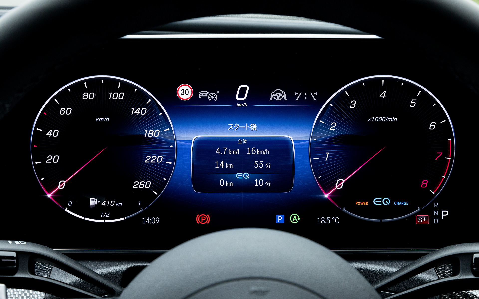運転席に備わる12.3インチの大型コクピットディスプレイは自立型でダッシュボード上部と大きなインテリアトリムの手前に浮かんで見えるように配置。コクピットディスプレイとメディアディスプレイは3つのスタイル（ジェントル、スポーティ、クラシック）と3つのモード（ナビゲーション、アシスタンス、サービス）の中から選択可能