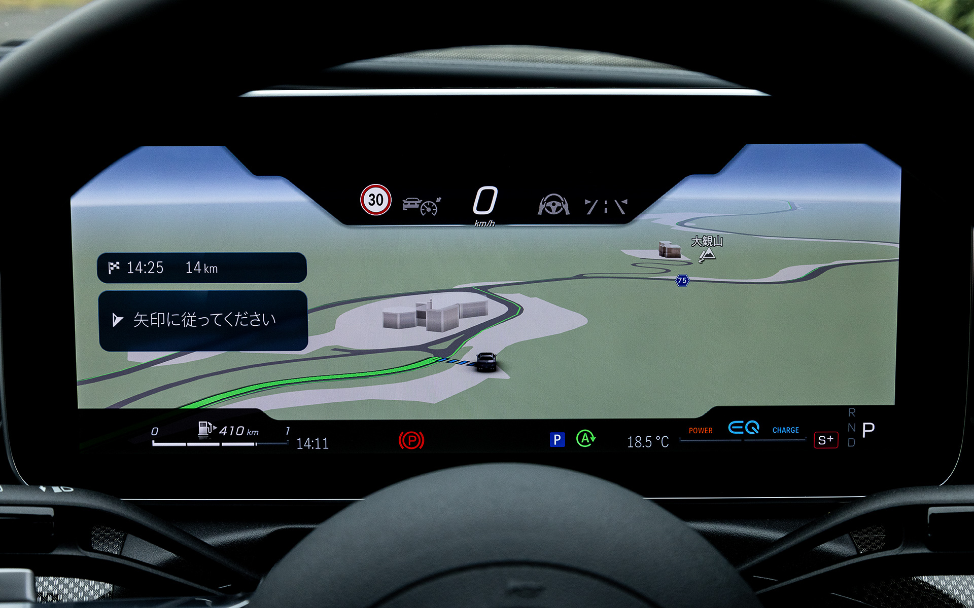 運転席に備わる12.3インチの大型コクピットディスプレイは自立型でダッシュボード上部と大きなインテリアトリムの手前に浮かんで見えるように配置。コクピットディスプレイとメディアディスプレイは3つのスタイル（ジェントル、スポーティ、クラシック）と3つのモード（ナビゲーション、アシスタンス、サービス）の中から選択可能