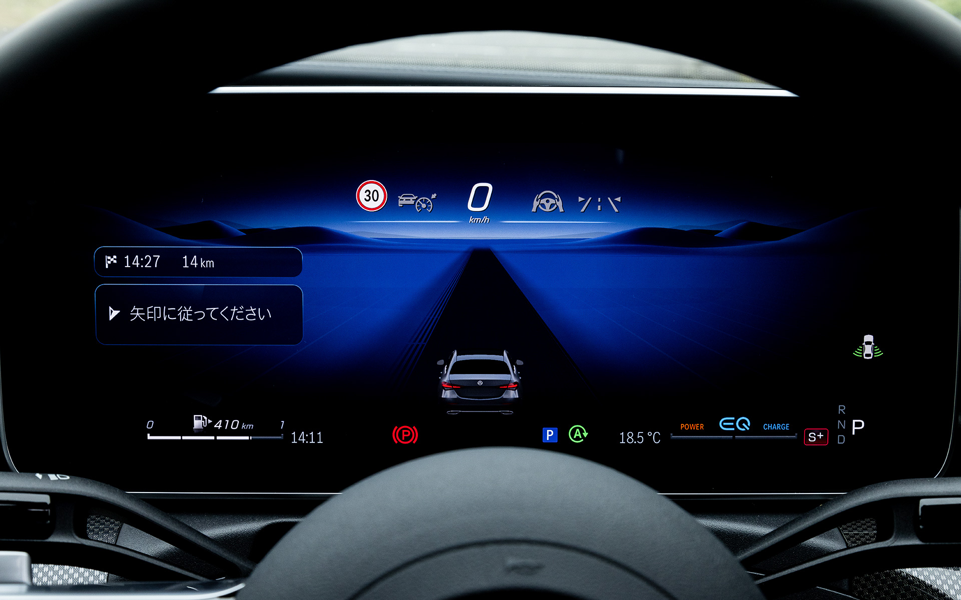 運転席に備わる12.3インチの大型コクピットディスプレイは自立型でダッシュボード上部と大きなインテリアトリムの手前に浮かんで見えるように配置。コクピットディスプレイとメディアディスプレイは3つのスタイル（ジェントル、スポーティ、クラシック）と3つのモード（ナビゲーション、アシスタンス、サービス）の中から選択可能