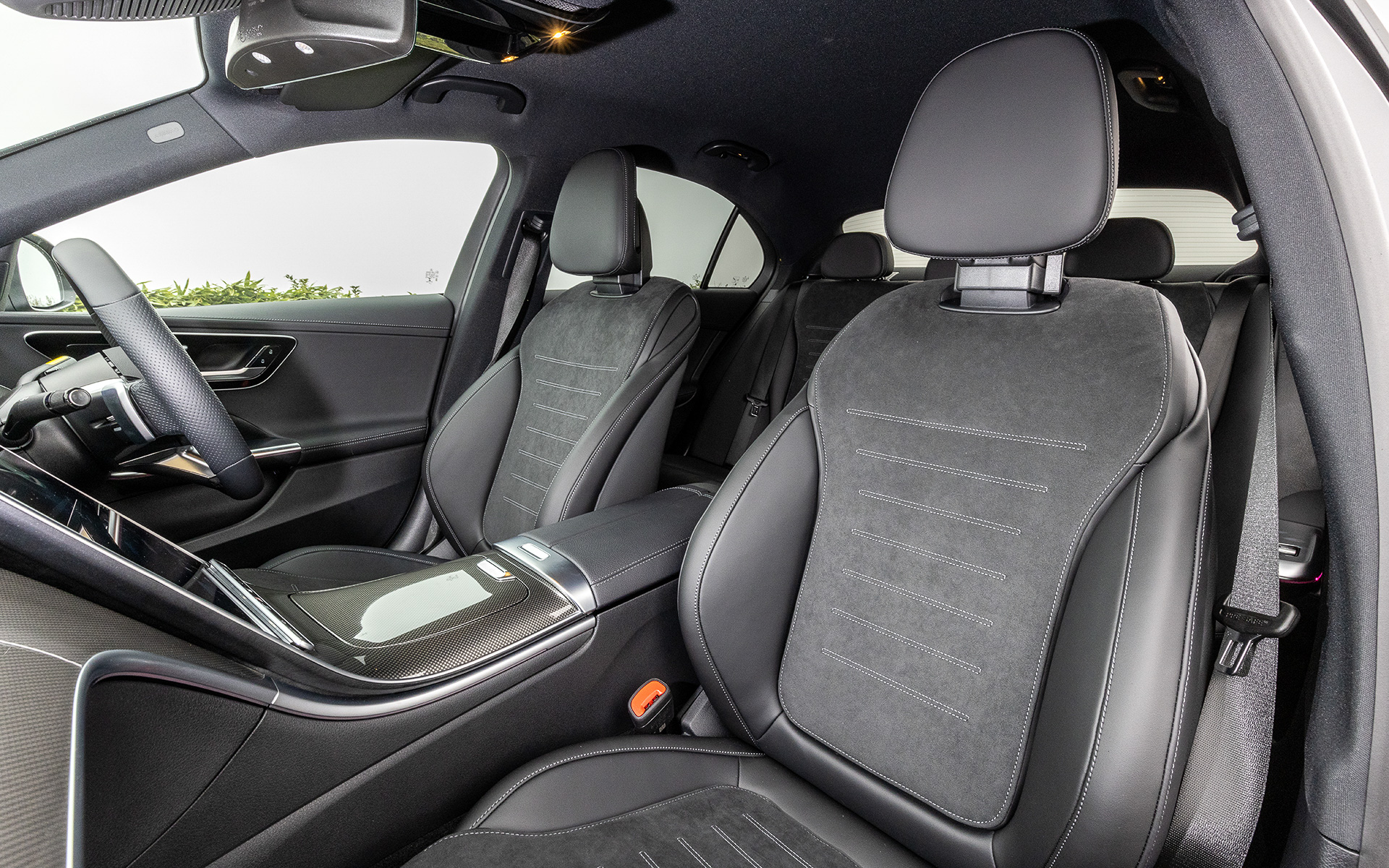 ホイールベースは先代モデルより25mm、後席レッグルームは21mm伸長され、後席のヘッドルームも13mm拡張されたことで後席の居住性が向上（数値は欧州参考値）