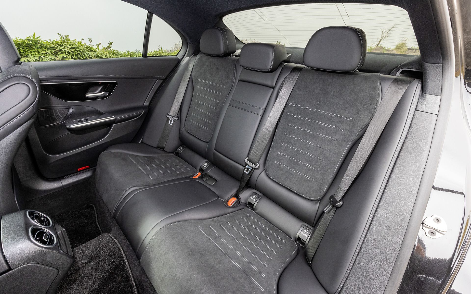 ホイールベースは先代モデルより25mm、後席レッグルームは21mm伸長され、後席のヘッドルームも13mm拡張されたことで後席の居住性が向上（数値は欧州参考値）