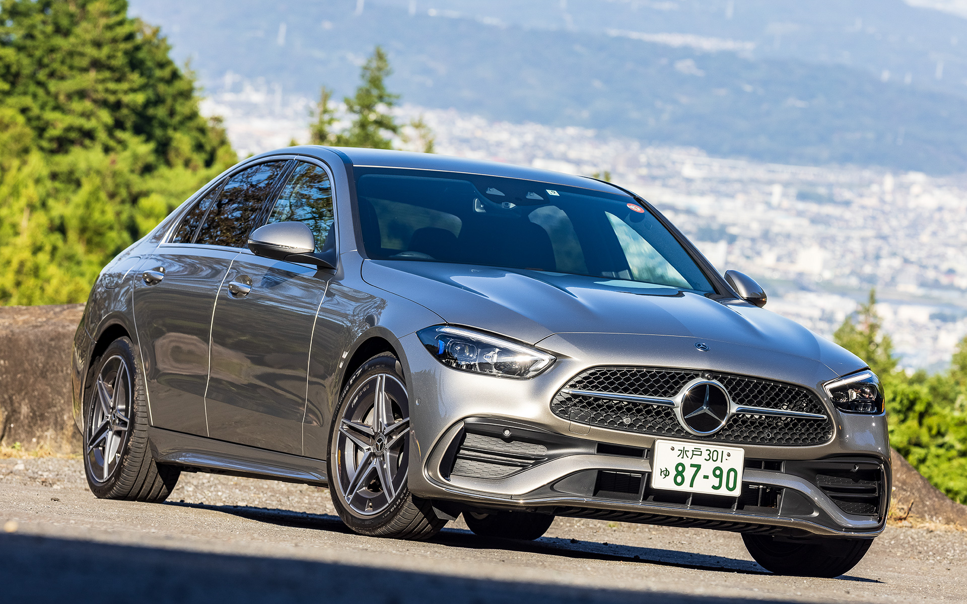 今回試乗したのは6月に発表された新型「C クラス」。7月下旬から「C 200」と「C 220 d」の先行予約の受付を開始し、「C 200 4MATIC」は2022年第一四半期、「C 350 e」は2022年中頃、ステーションワゴンの「C 200」「C 220 d」は2022年第一四半期の配車開始を予定。試乗車は「C 200 アバンギャルド（ISG搭載モデル）」（654万円）で、ボディサイズは4793×1820×1446mm（全長×全幅×全高、欧州参考値）、ホイールベースは2865mm