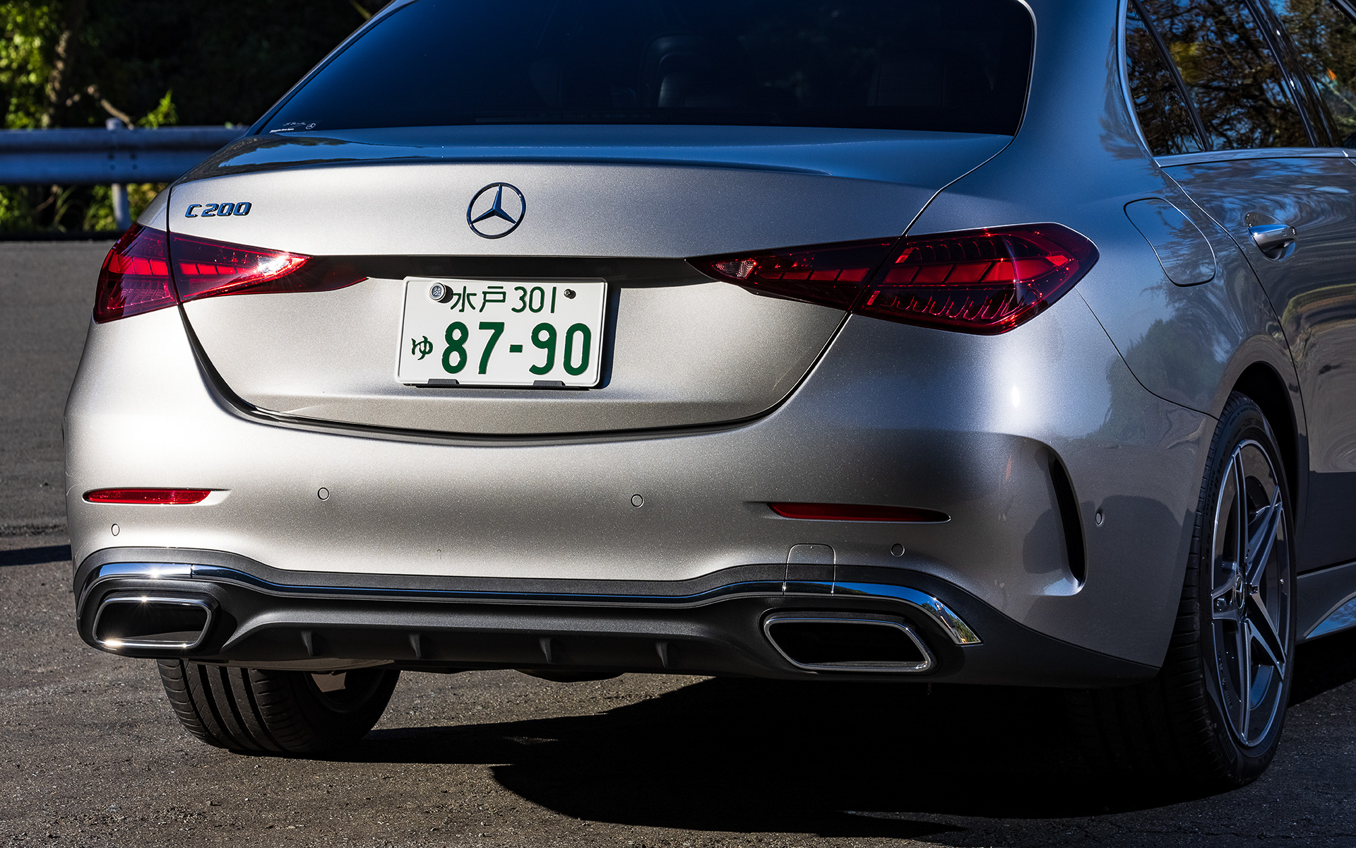 エクステリアでは短いフロントオーバーハングと長いホイールベース、リアオーバーハングの組み合わせにより、静止していても疾走しているかのように見えるダイナミックなプロポーションを実現。先代モデルと比較して全幅の拡大は10mmに抑えつつ、全長は65mm伸長し、伸びやかなシルエットに仕上げている