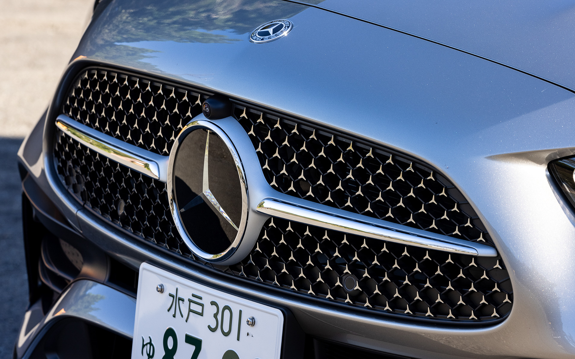 エクステリアでは短いフロントオーバーハングと長いホイールベース、リアオーバーハングの組み合わせにより、静止していても疾走しているかのように見えるダイナミックなプロポーションを実現。先代モデルと比較して全幅の拡大は10mmに抑えつつ、全長は65mm伸長し、伸びやかなシルエットに仕上げている