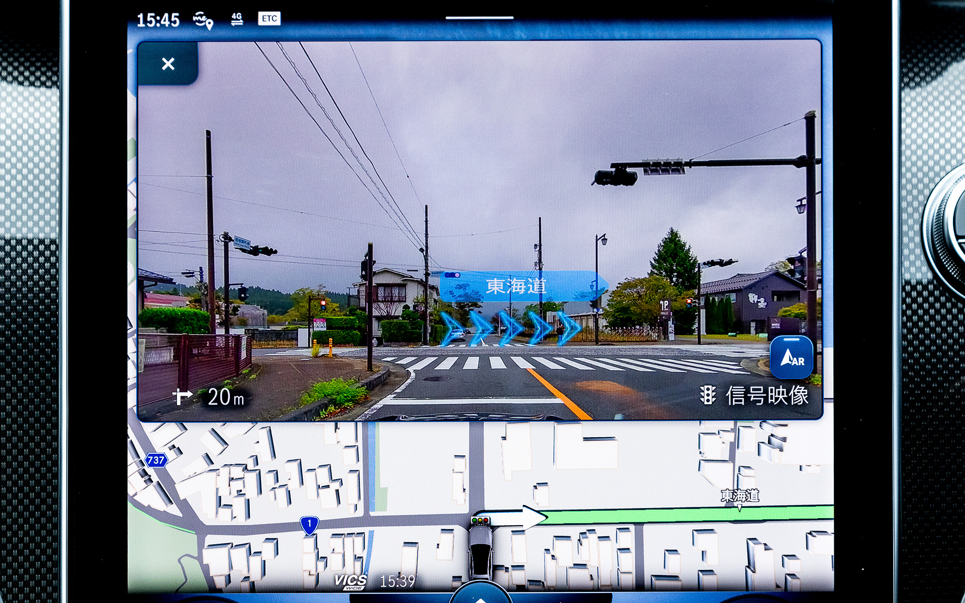 日本で販売されるDセグメント乗用車で初というAR（Augmented Reality＝拡張現実）ナビゲーションを採用。従来では目的地を設定して行先案内をする場合、地図上に進むべき道路がハイライトされるが、新型Cクラスではそれに加えて車両の前面に広がる現実の景色がナビゲーション画面の一部に映し出され、その進むべき道路に矢印が表示される