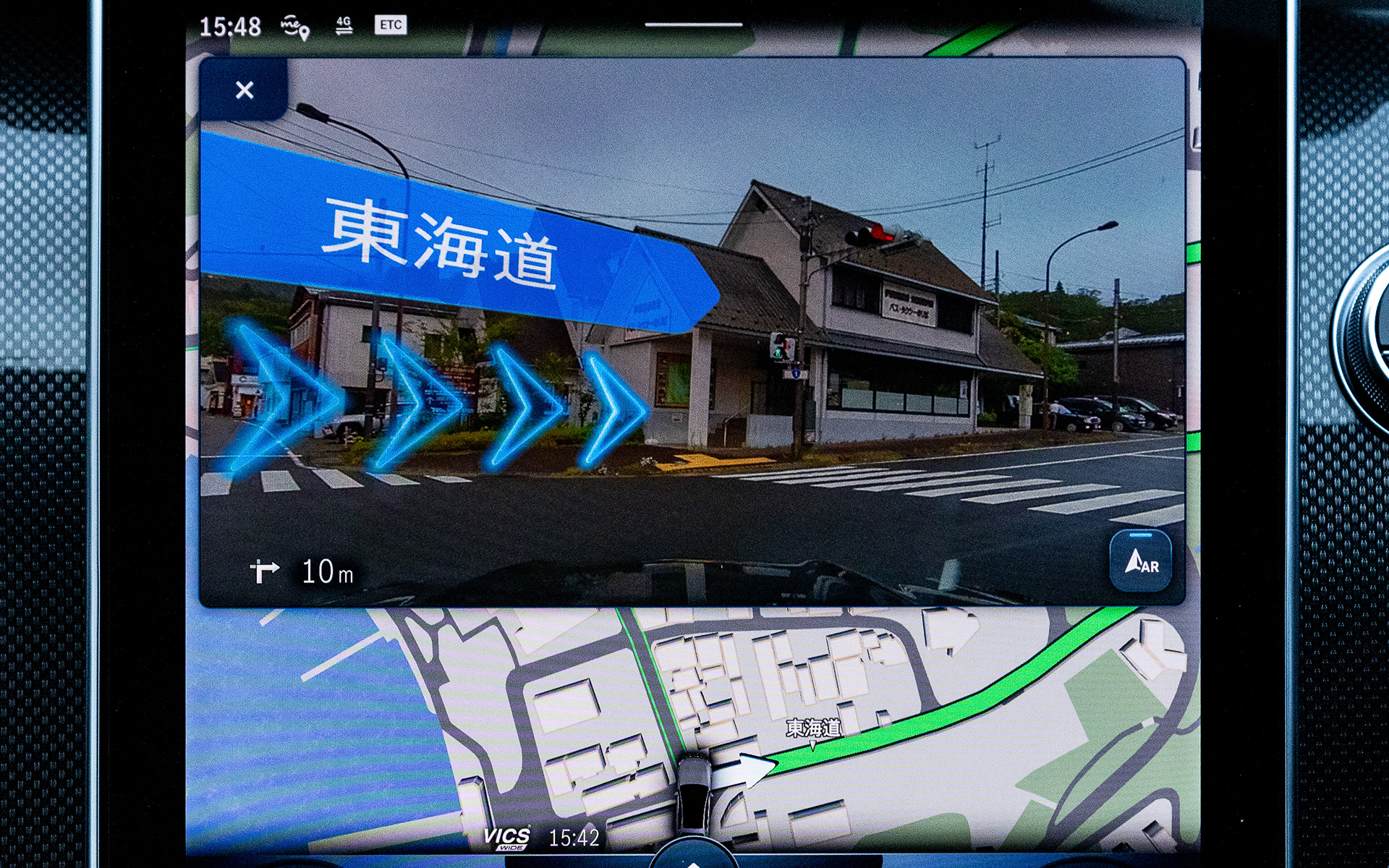 日本で販売されるDセグメント乗用車で初というAR（Augmented Reality＝拡張現実）ナビゲーションを採用。従来では目的地を設定して行先案内をする場合、地図上に進むべき道路がハイライトされるが、新型Cクラスではそれに加えて車両の前面に広がる現実の景色がナビゲーション画面の一部に映し出され、その進むべき道路に矢印が表示される
