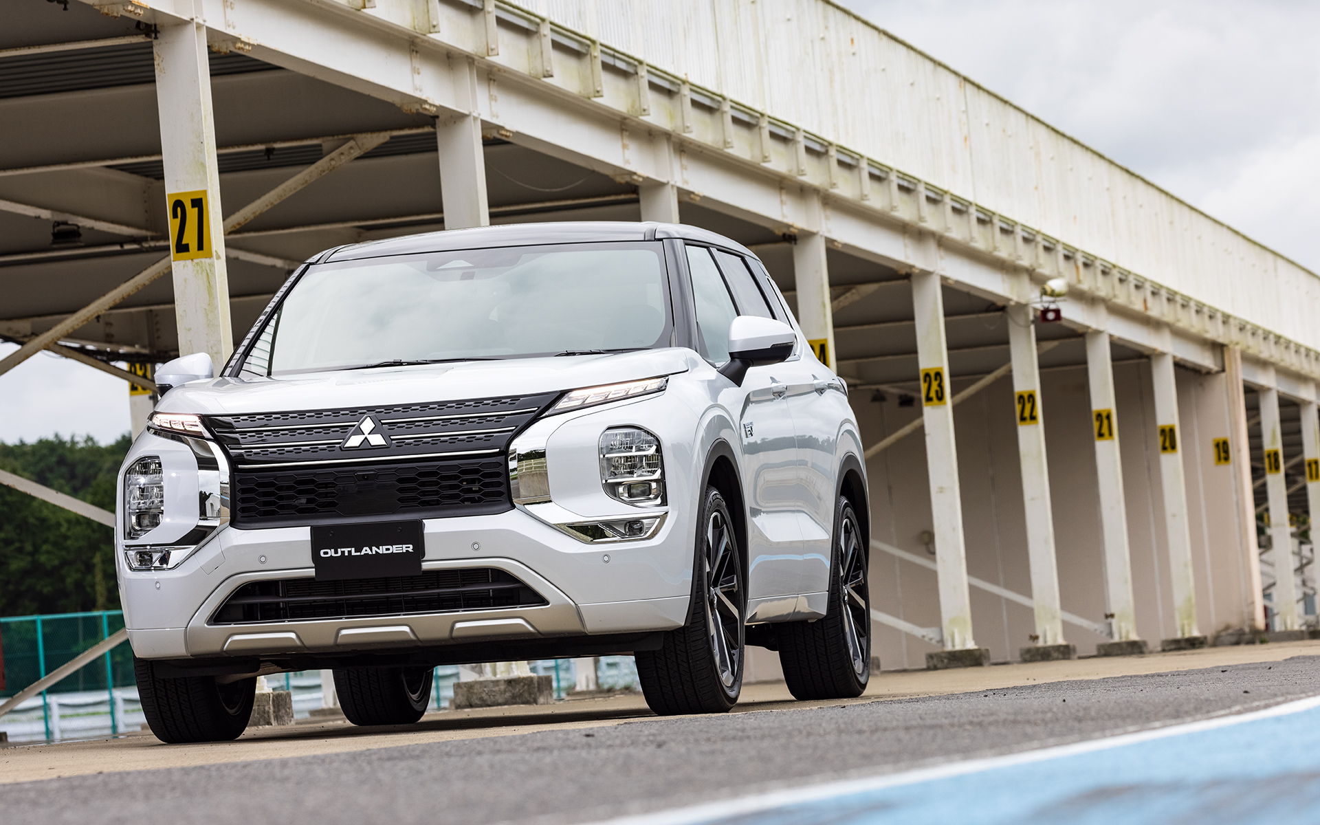 三菱自動車の新たなフラグシップモデルとなる新型「アウトランダー」