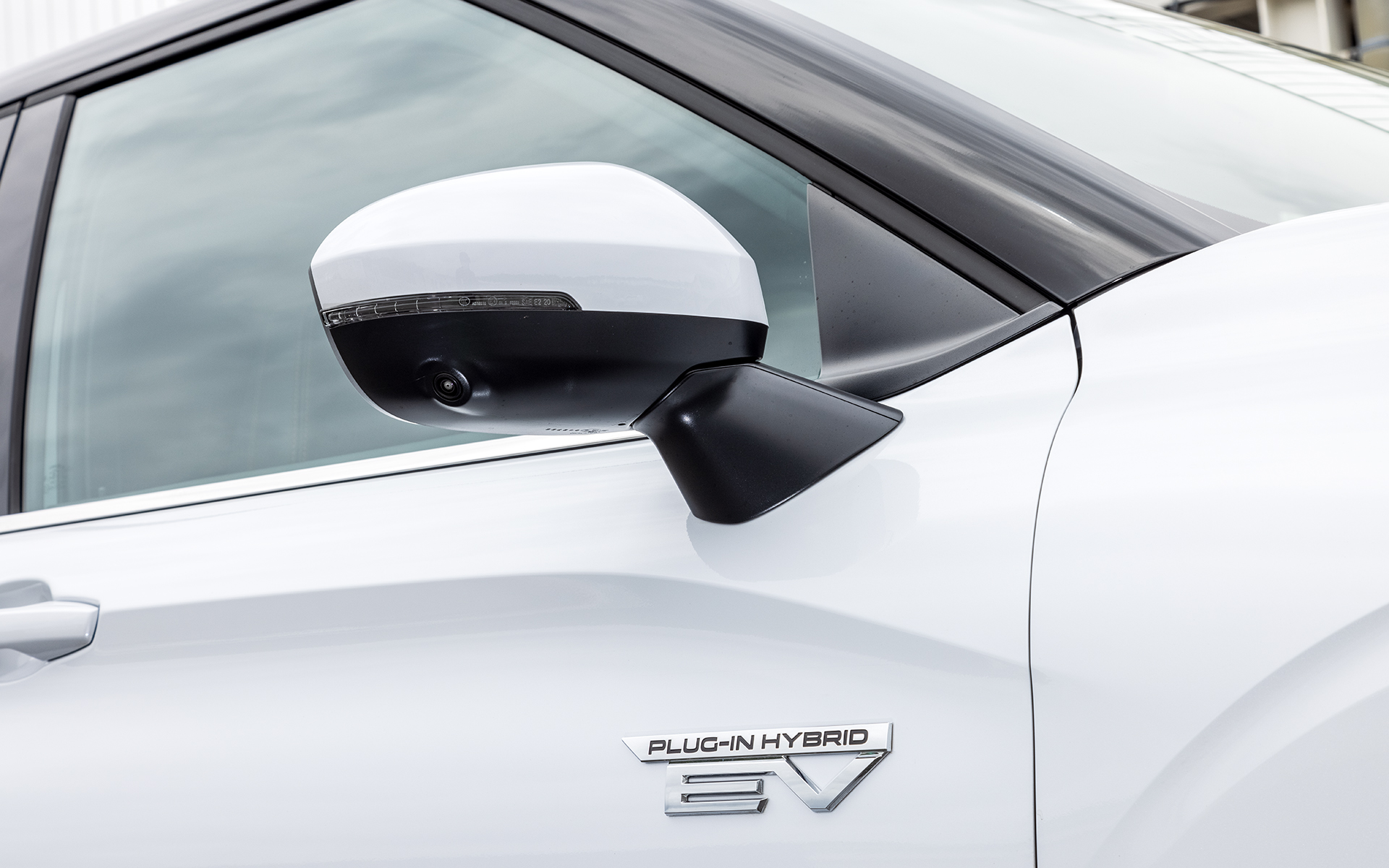 ドアミラーはパネル部にマウントすることで死角を減少。Pグレードはポジションメモリー＆リバース連動機能付