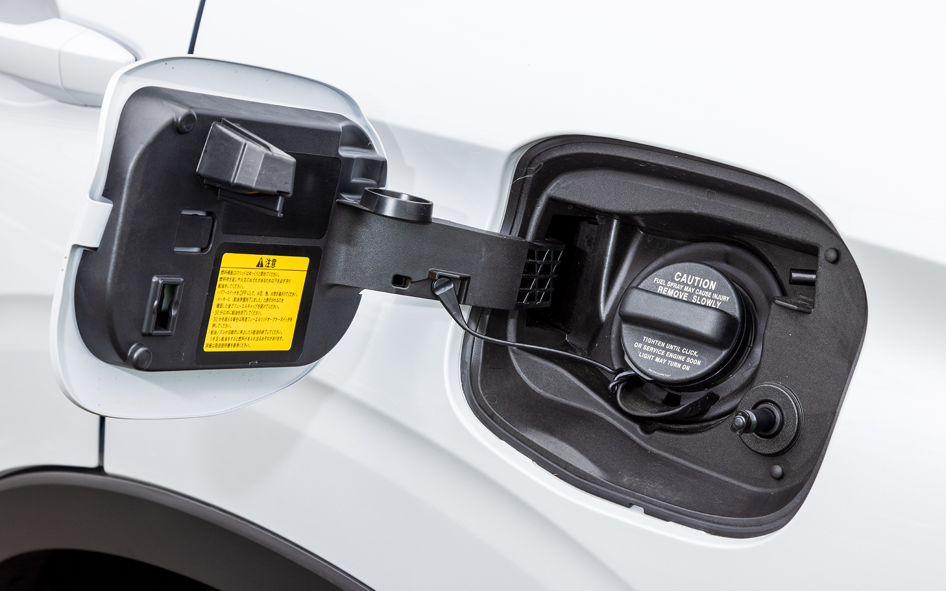 ボディ左サイドに給油口を設置。タンク容量は先代モデルの45Lから56Lへと増加している