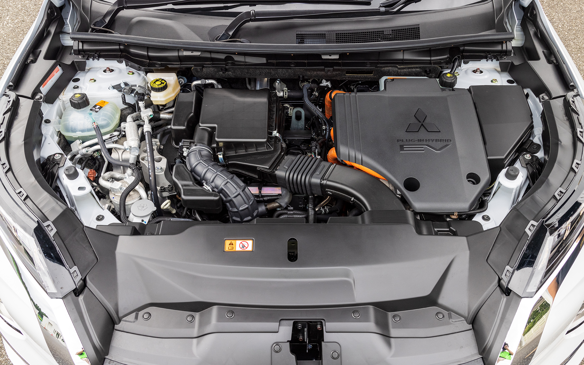 エンジンは先代同様「4B12」型を搭載。2.4リッターの排気量はそのままに各部の最適化で発電効率の改善や燃費向上を実現